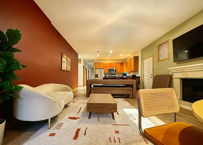 Billiards Patio Parking Apartment *